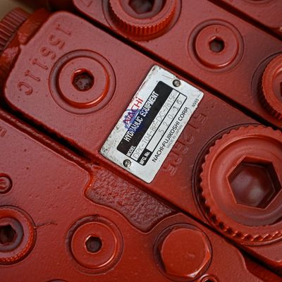 วาล์วควบคุม Nachi DPK-T04-8P-DC-7815F สําหรับเครื่องขุด Hitachi EX55 ZAX60 Kobelco SK60